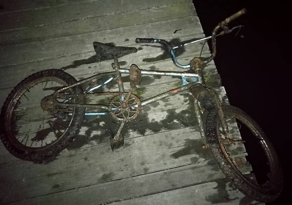 Bicykel vylovený z vody magnetom