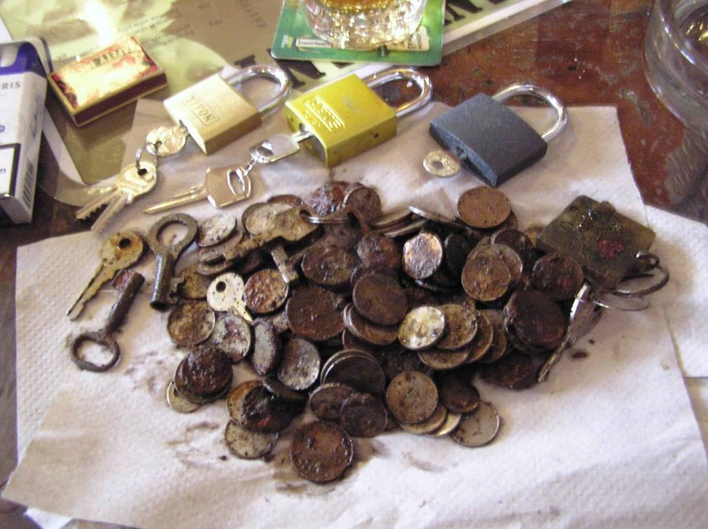 Scripete, chei și monede descoperite în râu