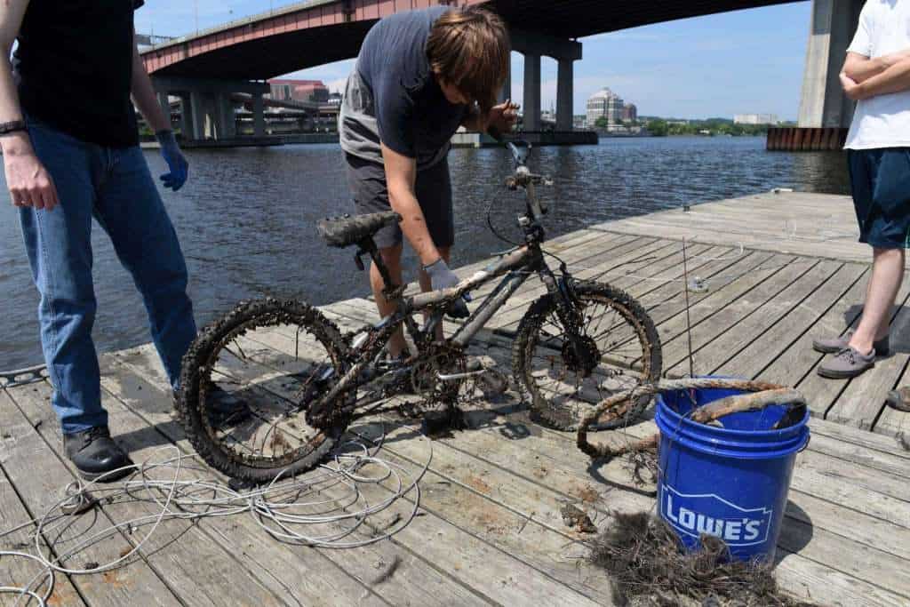bicicletă complet distrusă și acoperită de vegetație, pescuită la magnet fishing