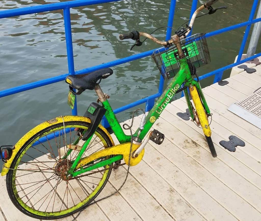 bicicletă ruginită pe ponton, scoasă din mare