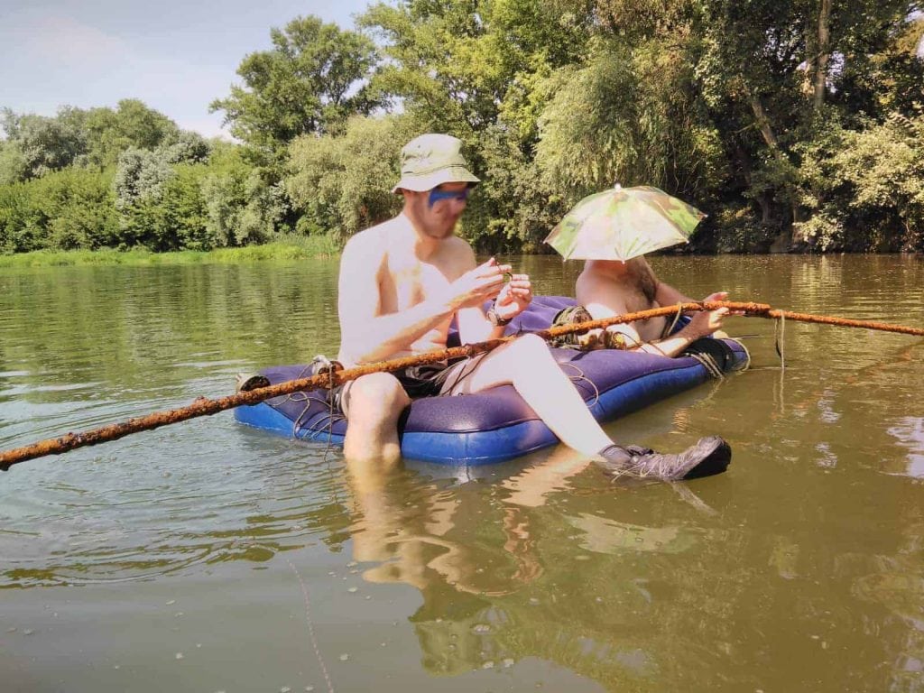 magnet fishing pe o saltea gonflabilă