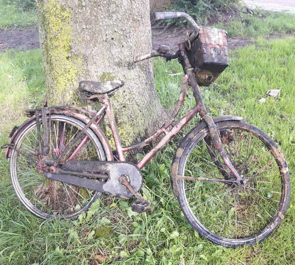 Bicicletă veche, pe care fostul proprietar a aruncat-o cândva în apă