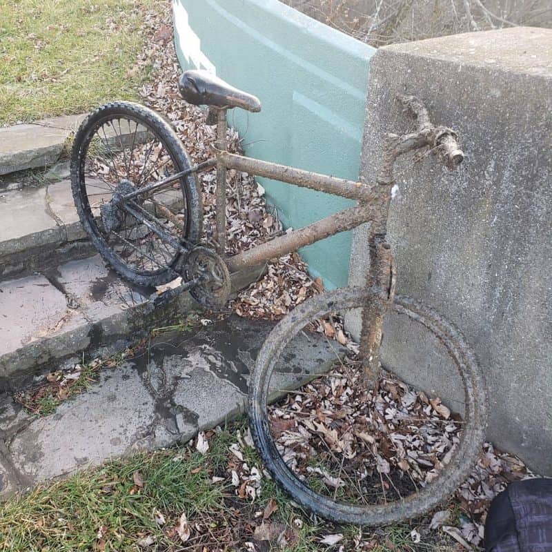 bicicletă veche, murdară și ruginită