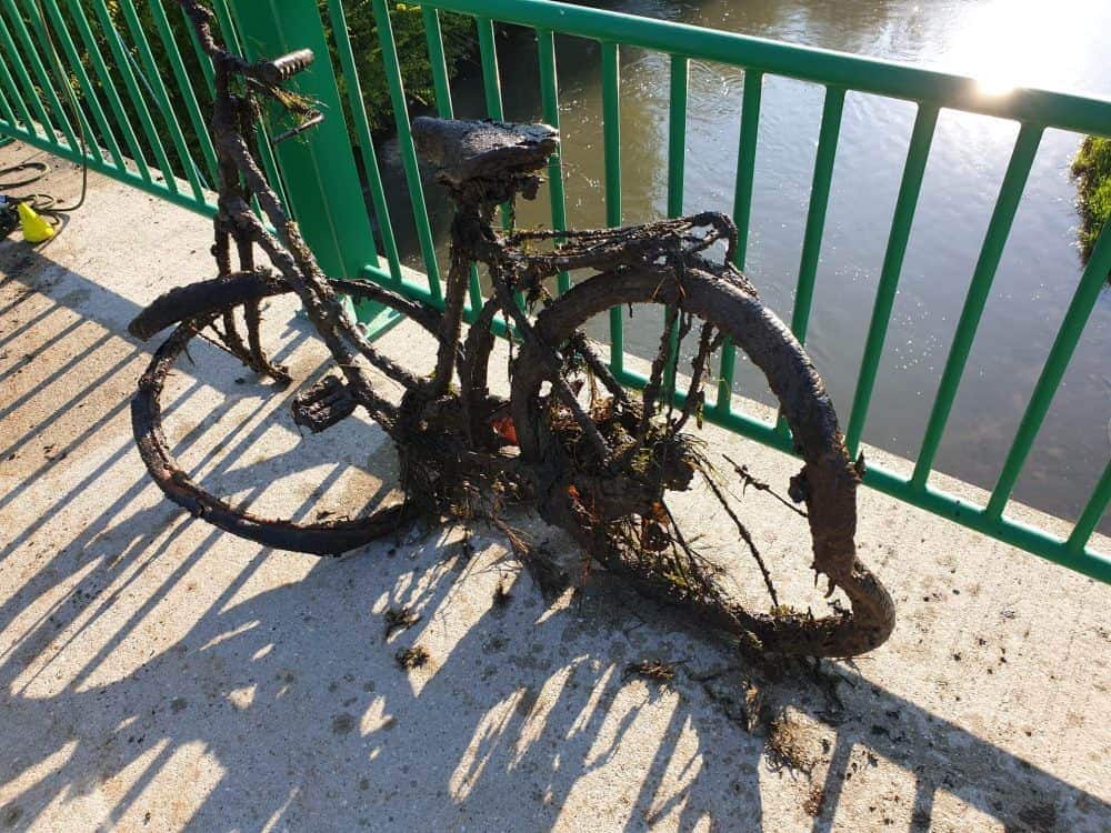 o bicicletă dărăpănată găsită sub un pod al orașului