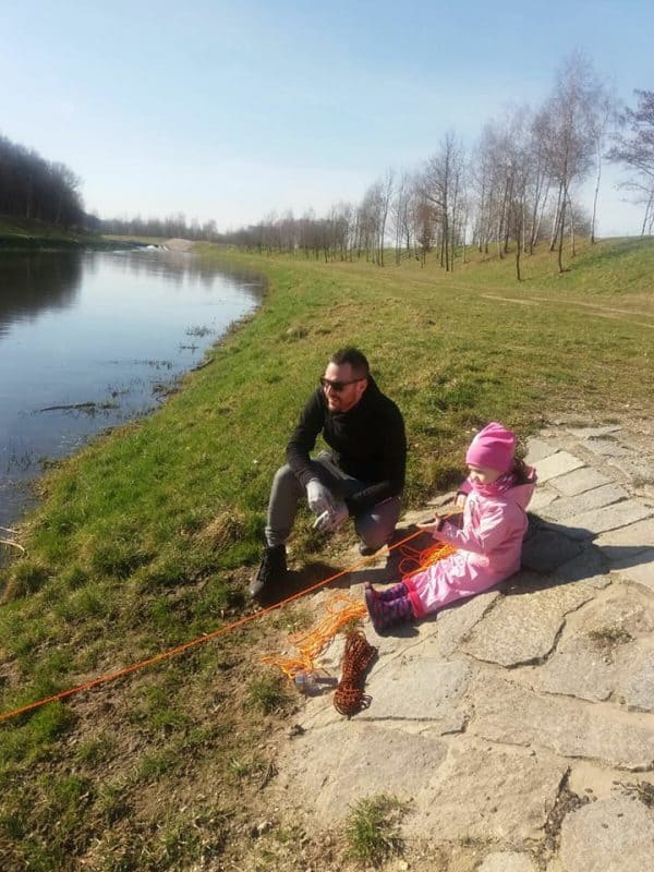 fiica
 aruncă un magnet în râu