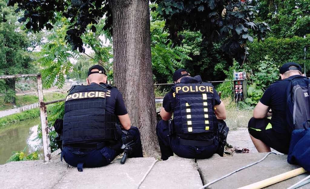 Așteptarea pirotehniștilor împreună cu polițiștii