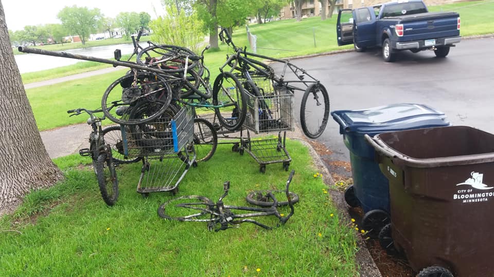 Grămadă de biciclete în cărucioare de cumpărături