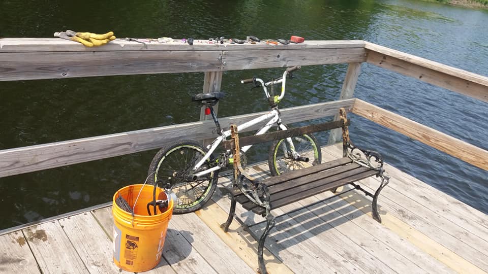 bicicletă scoasă pe ponton