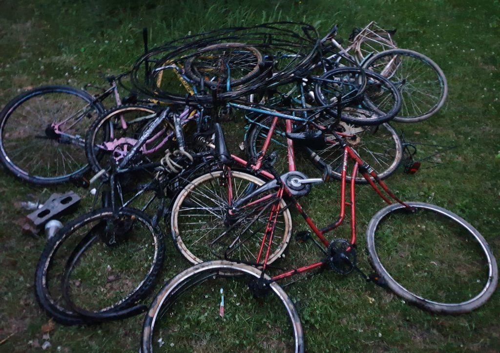 Morman de capturi de biciclete pe o grămadă