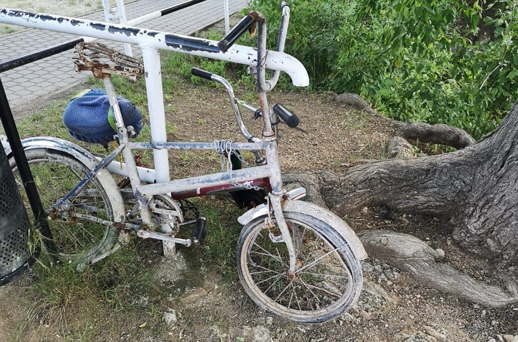 Bicicletă corodată sprijinită de balustradă