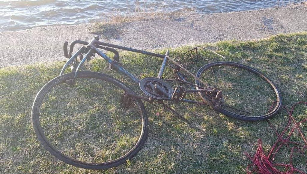 Bicicletă foarte veche în stare deplorabilă