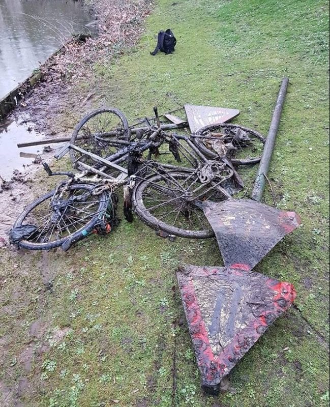 Capturi de biciclete și indicatoare din lacul local