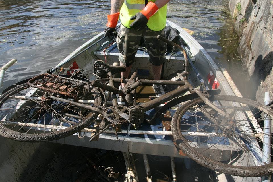 Captură magnetică de bicicletă, aflată pe o barcă