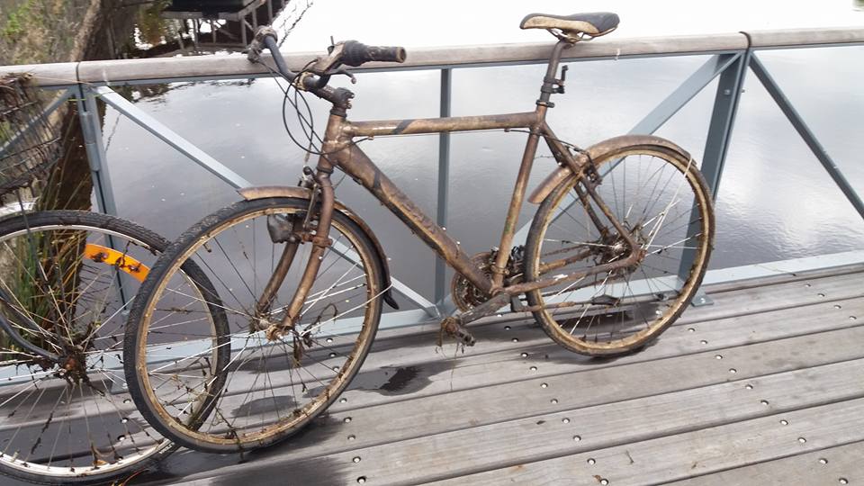 Bicicleta pe care lovcii tocmai au scos-o la mal