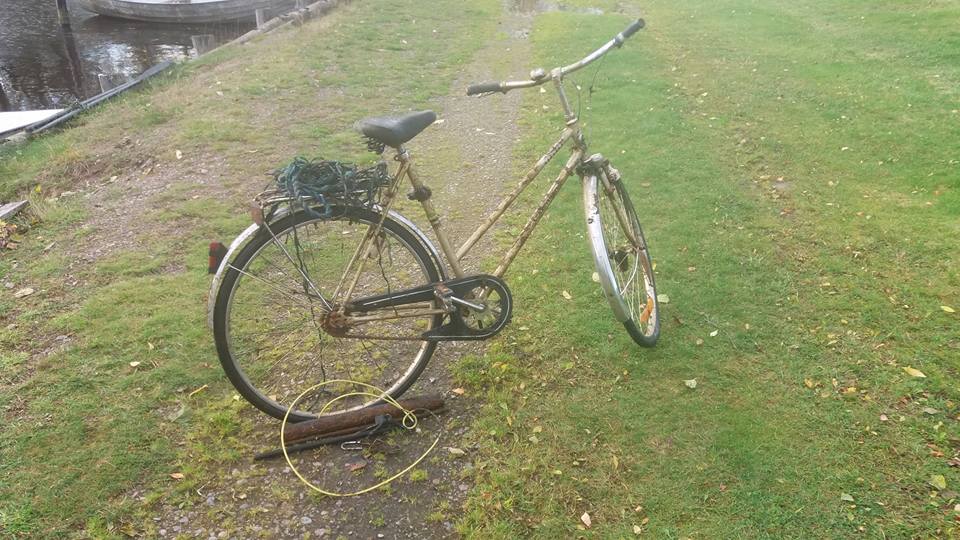 Bicicletă retro stilată descoperită în râul local