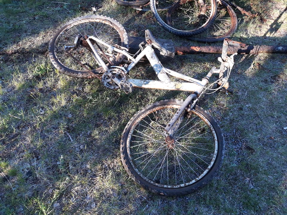 Bicicletă dezintegrată în iarbă