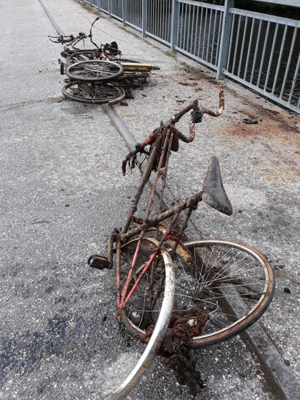 Resturi de biciclete scoase pe trotuar