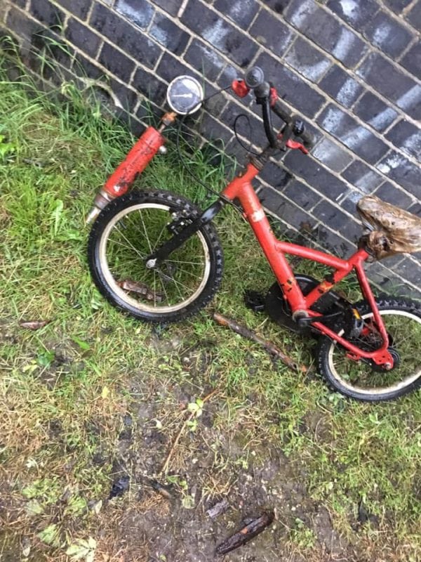 Bicicletă de copii scoasă din apă cu fishing magnetul