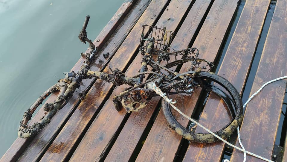 Magnet de căutare prins de o bicicletă acoperită de vegetație și distrusă