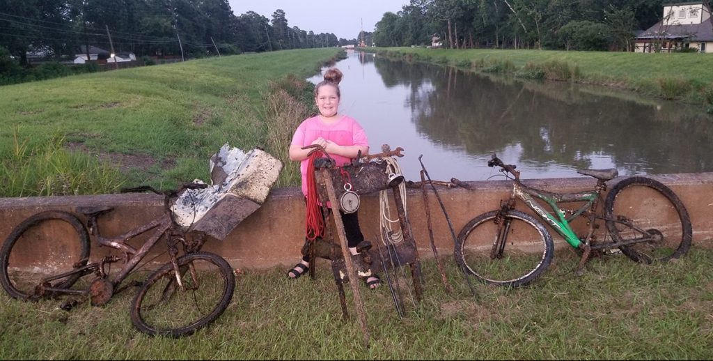 O fetiță a găsit două biciclete în pârâul local