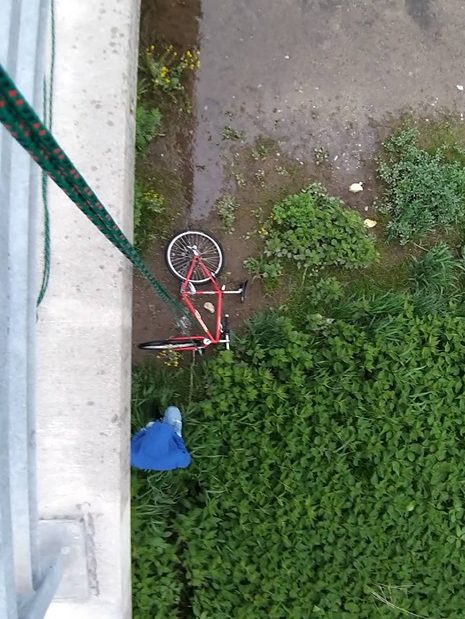 Cum arată scoaterea bicicletei de sub pod