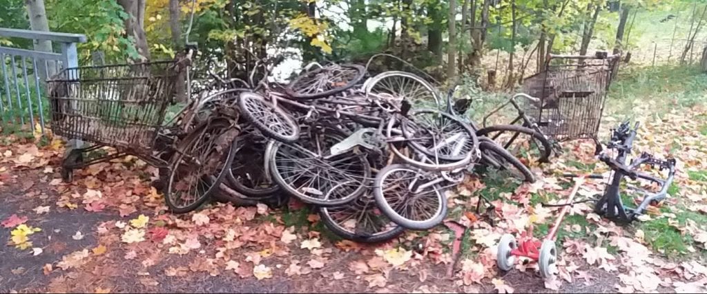 Multe capturi de biciclete pe o grămadă