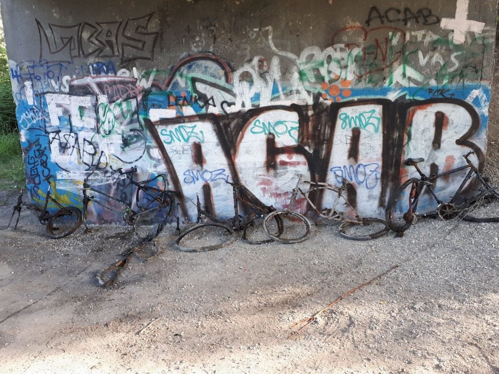 Biciclete pe jumătate distruse
