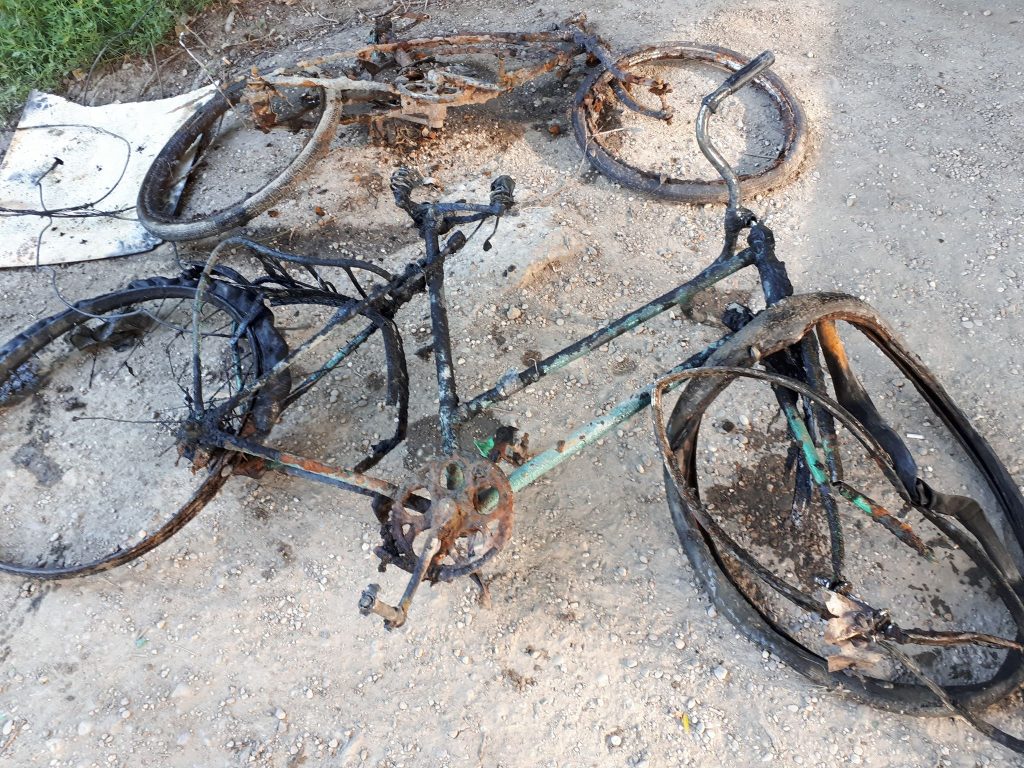 Două biciclete ude, pe care pescarii tocmai le-au scos