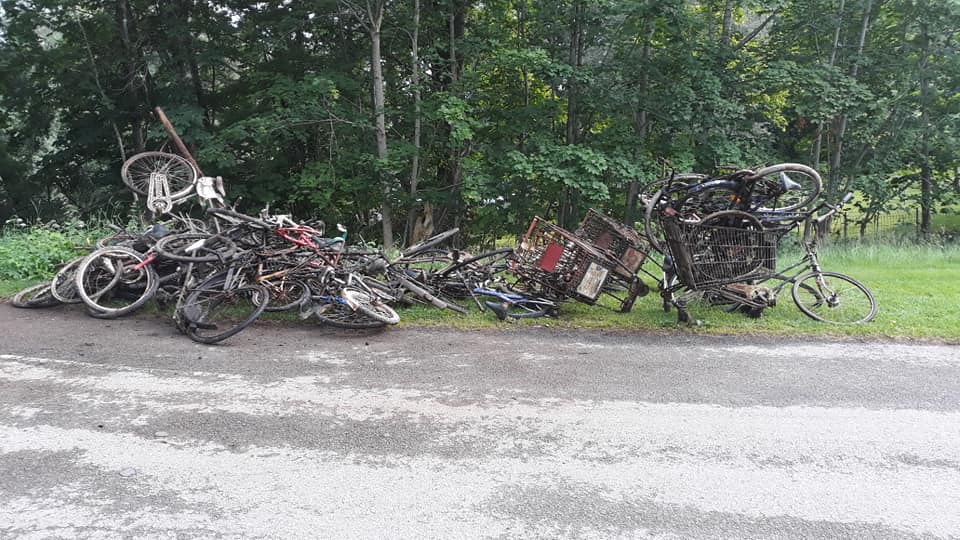 Multe capturi de biciclete lângă drum