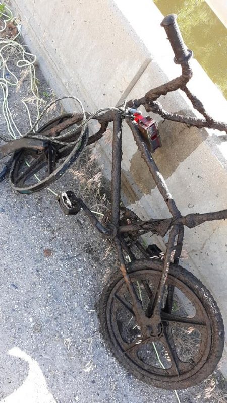 Bicicletă de copii plină de mâl