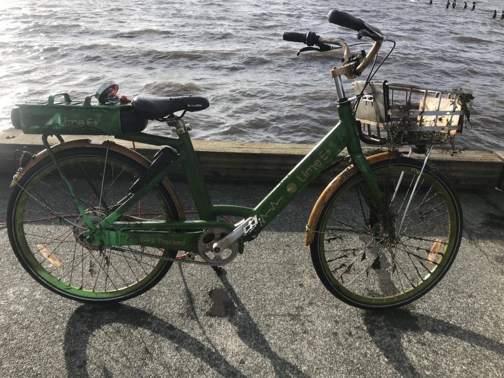 Bicicletă pescuită din mare