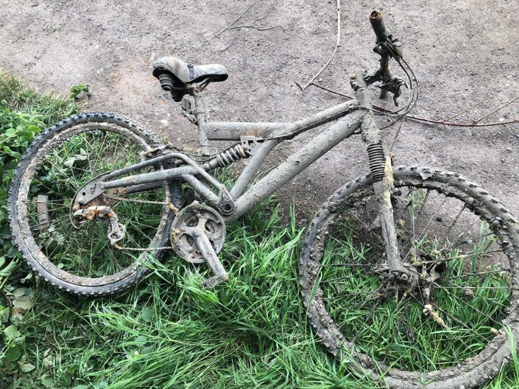 Bicicletă scoasă de sub apă cu un magnet extra puternic