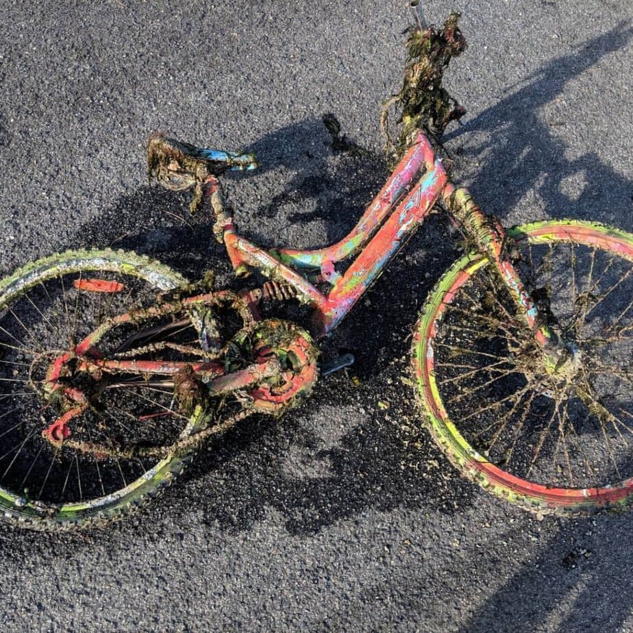 Captură magnetică de bicicletă, corodată și murdară