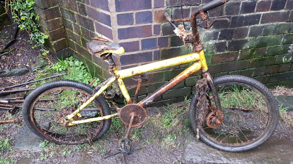 Bicicletă scoasă din apă