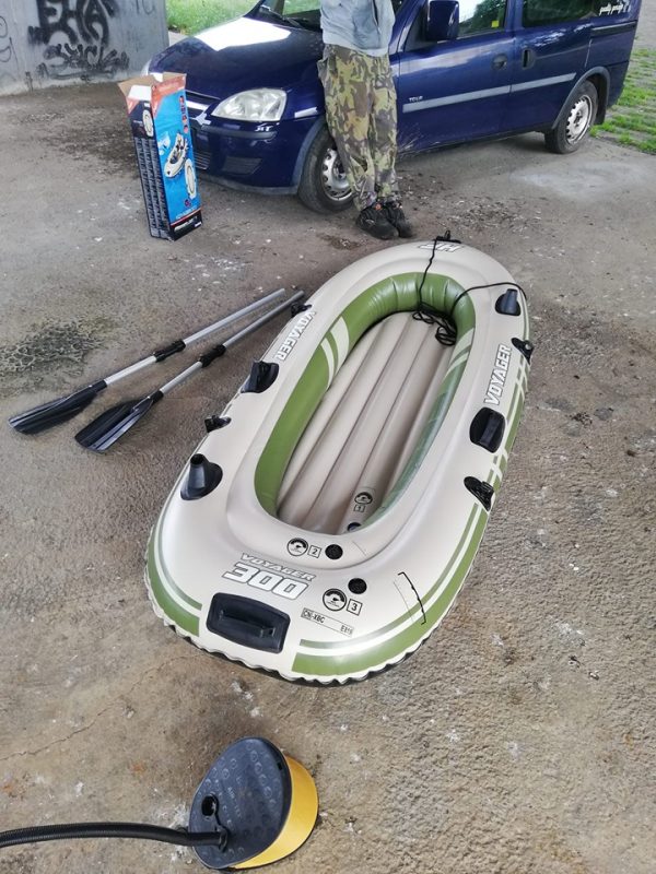 Ambarcațiune pentru magnet fishing