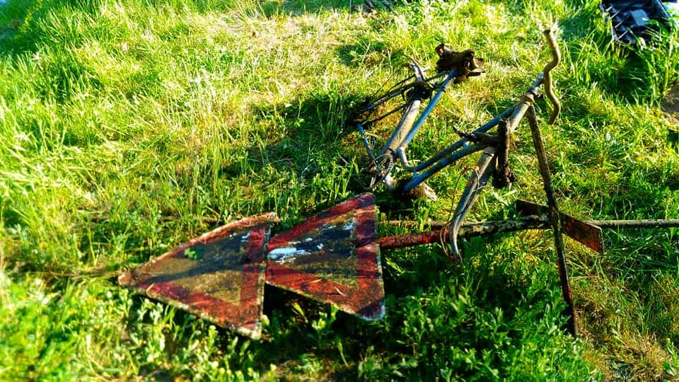 Captură: indicator rutier și torsul unei biciclete