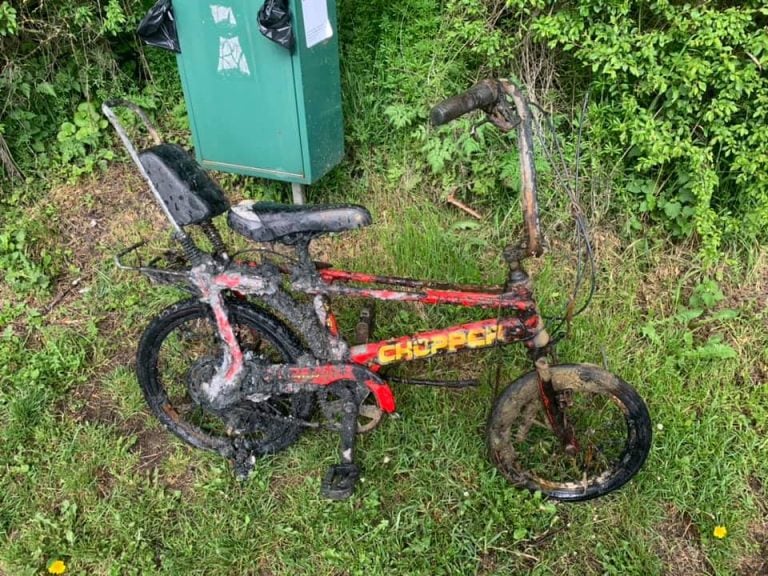 bicicletă de copii distrusă, descoperită cu magnetul