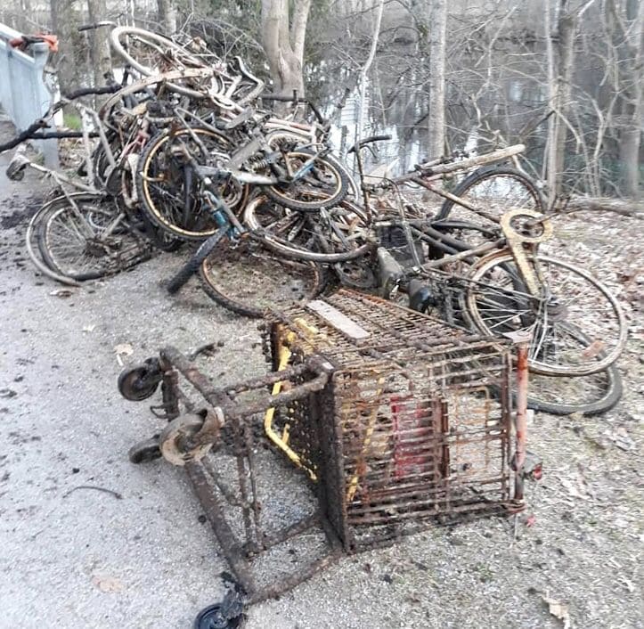 Cărucior de cumpărături și cimitir de biciclete