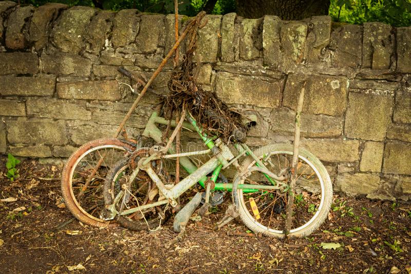 Rămășițe de biciclete sprijinite de un zid