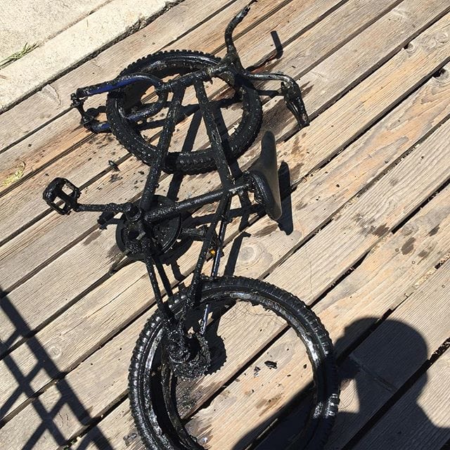 Bicicletă spartă pe un ponton de lemn