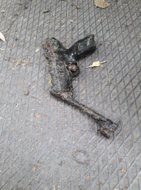 Captură magnet fishing a unui pistol cu aer comprimat