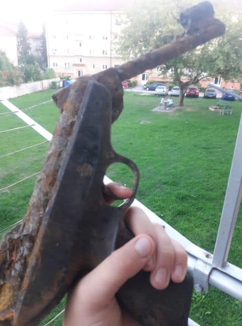 Pușcă cu aer ruginită