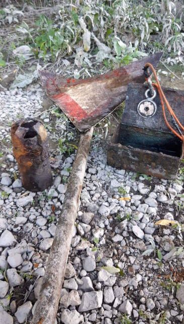 Indicator și casetă de bani descoperite în apă cu un magnet dublu
