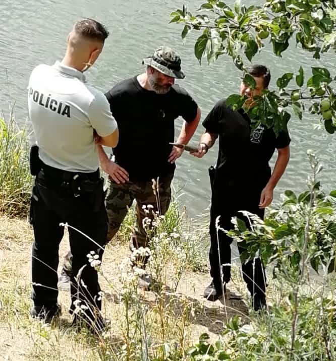 Poliția și pirotehniștii examinează proiectilul de tun antiaerian