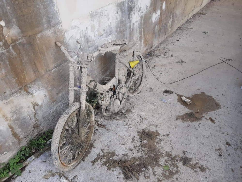 Moped vechi sprijinit de un zid de beton