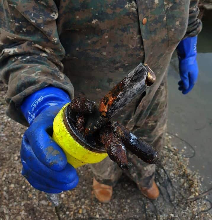 Încărcător și butelii mici lipite pe fishing magnet