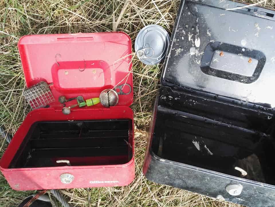 Casete de bani scoase din apă cu magnetul