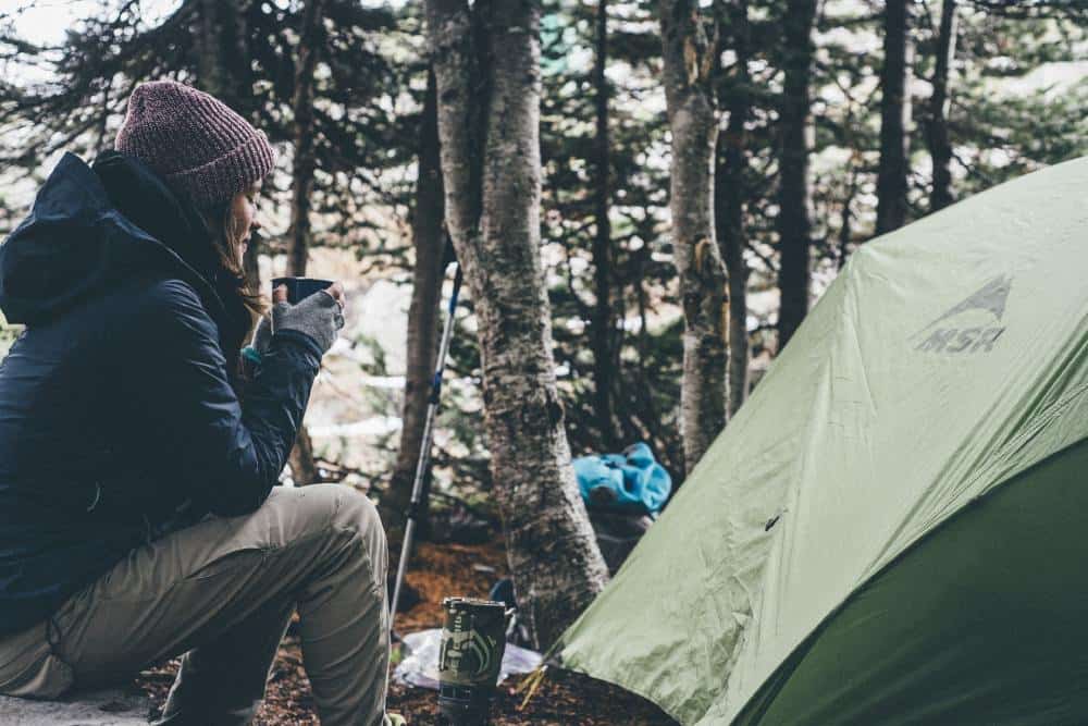 Camping cu cortul în pădure