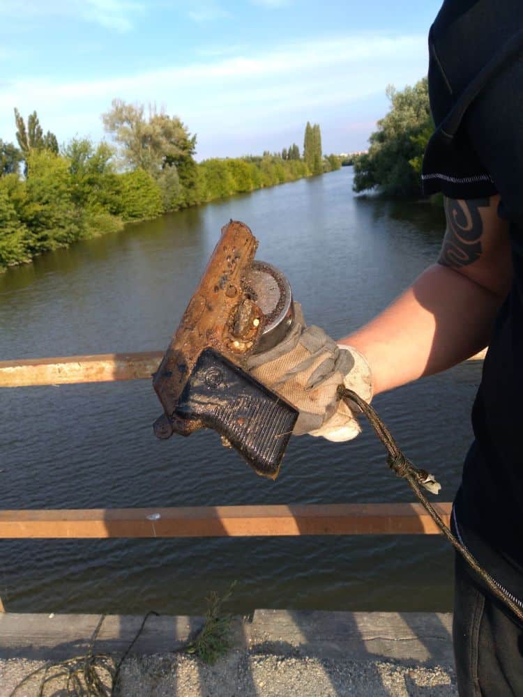 Pistol descoperit sub un pod din oraș