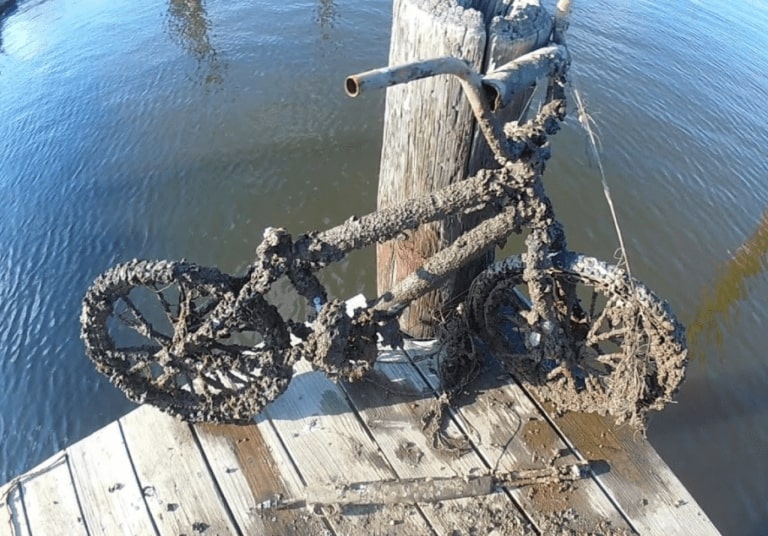 Bicicletă găsită sub un ponton